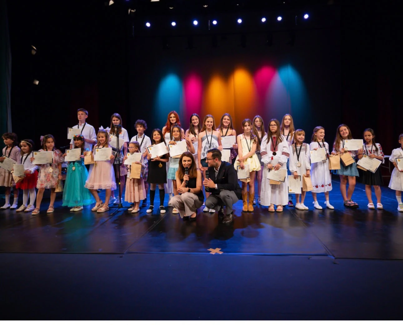 Elevii D’Aria Music cu diplomele, pe scenă, la final